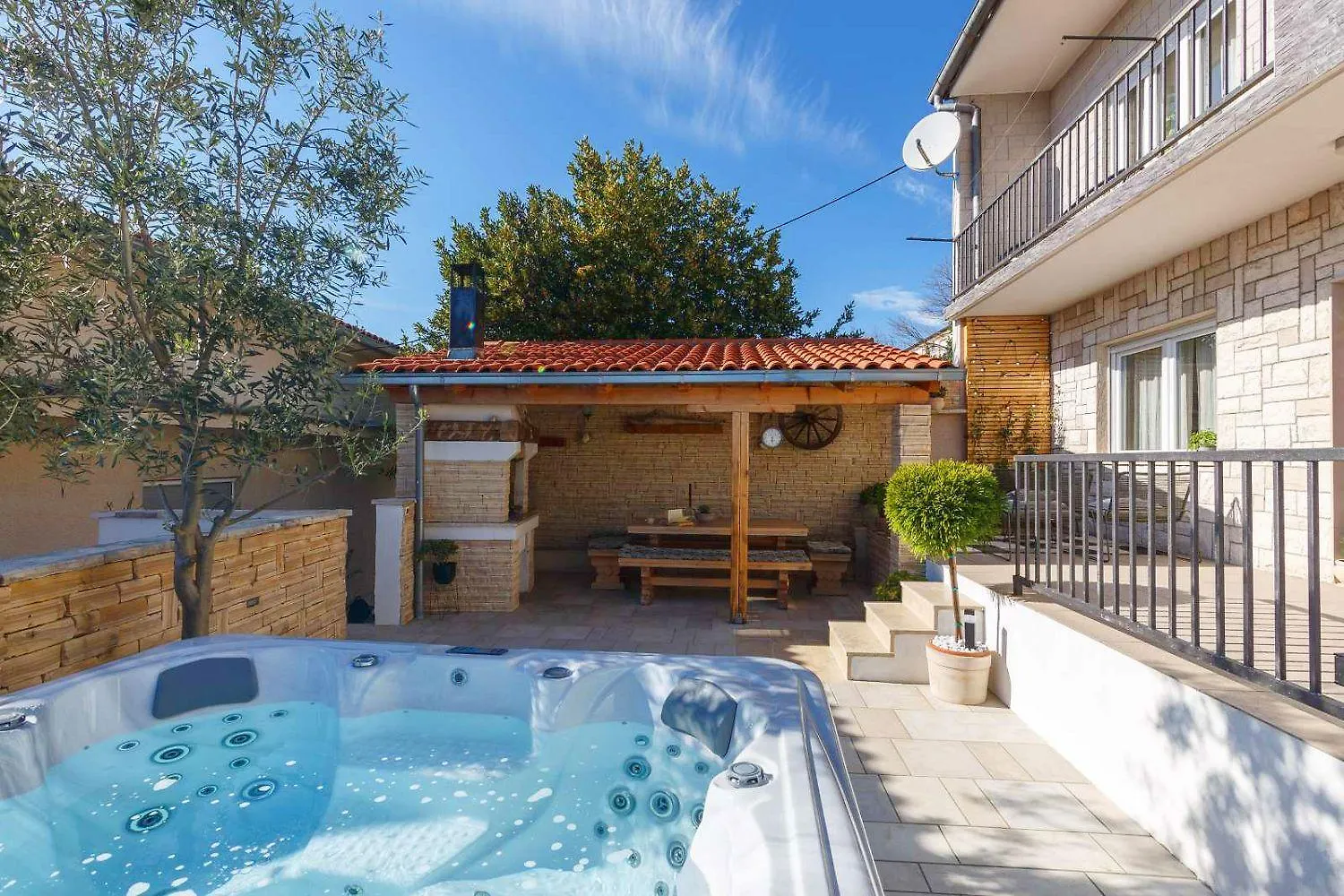 Holiday home Faszinierendes Ferienhaus Nur 500 Meter Zum Strand Mit Meerblick, Whirlpool, Grill Dramalj